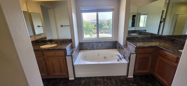Building Photo - 3 BR, 2.5 Bath + Loft & Office/Den