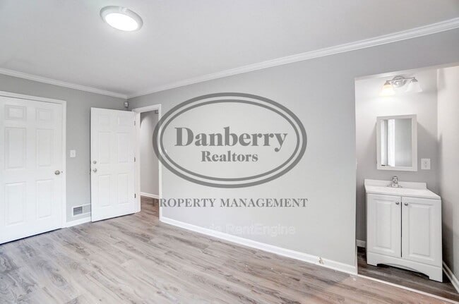 Building Photo - 1133 N Byrne Rd