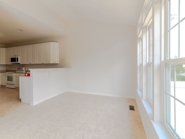 Building Photo - Spacious Unfurnished 3-BR, 2.5-BA year-rou...