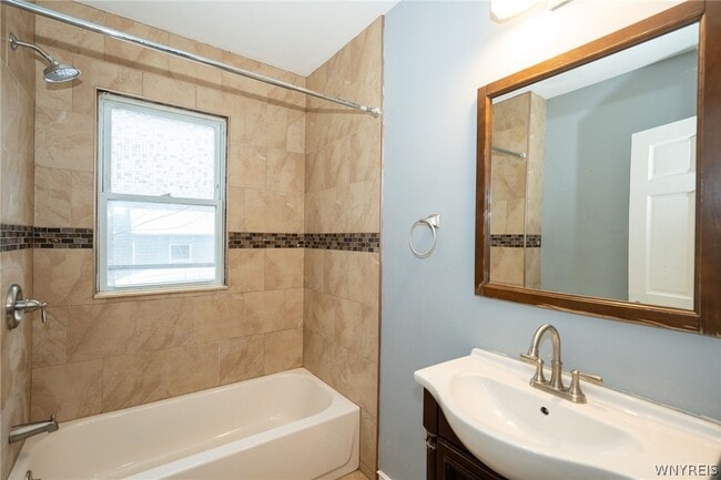 Building Photo - 11 Hoyt St