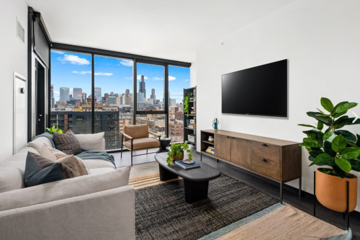 Building Photo - 1390 W Randolph St