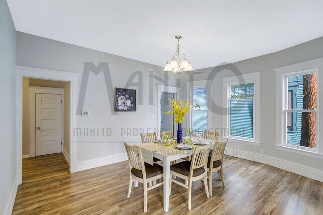Building Photo - Charming home blocks from Kendall Yards