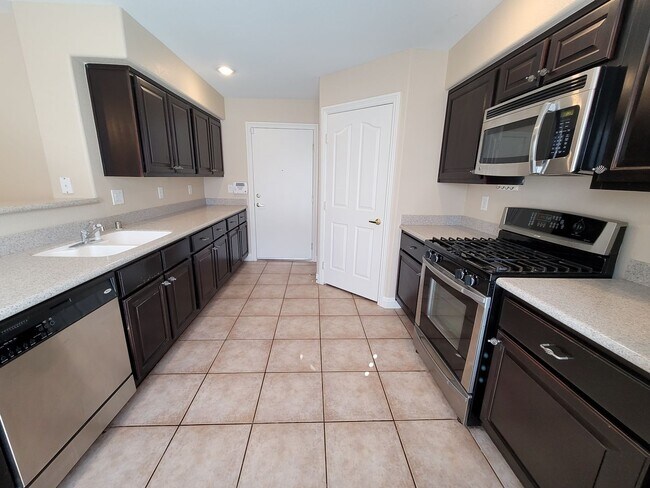 Building Photo - Beautiful Single Story Town Home in Mountains Edge Community