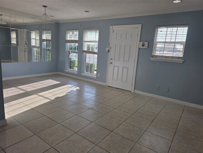 Building Photo - 1016 E Tri Oaks Ln