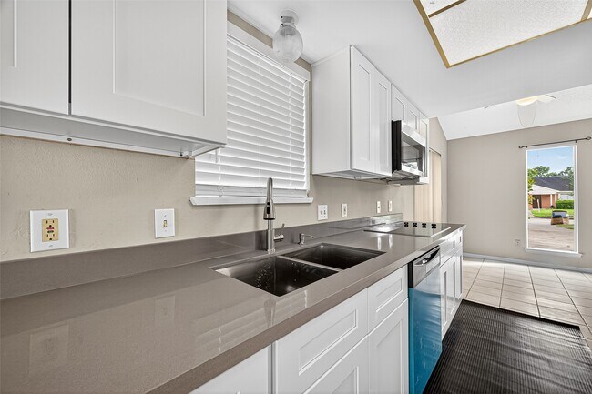 Building Photo - 2042 Hilton Head Dr
