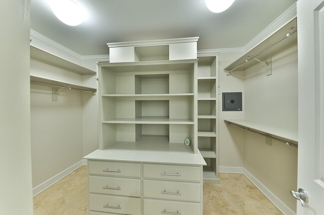 Building Photo - 404 Kelly Plantation Dr