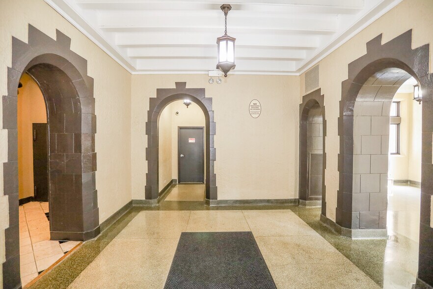 Building Photo - 6106 N Kenmore Ave