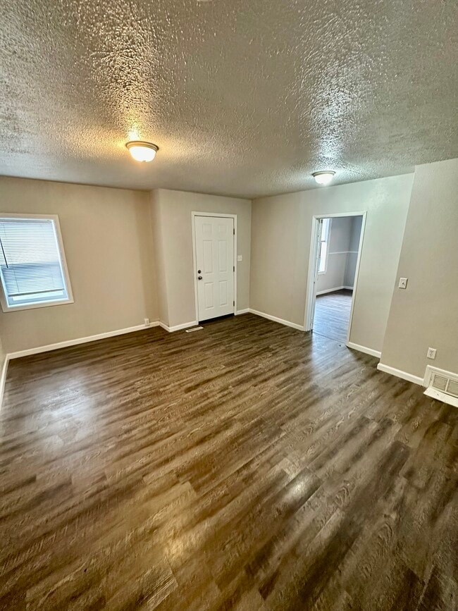 Building Photo - 947 E Augusta Ave