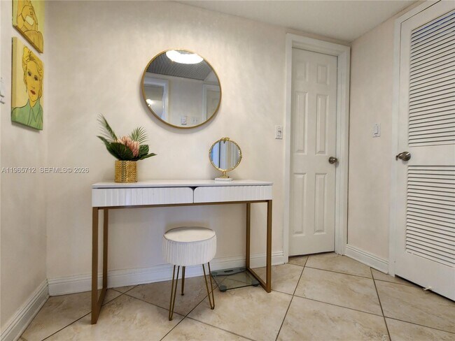 Building Photo - 2030 S Ocean Dr