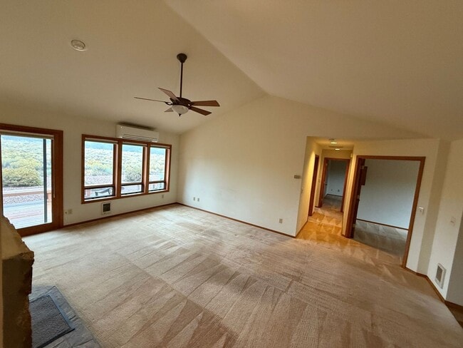 Building Photo - County Setting in NW Bend - 3 Bedroom / 2 Bathroom