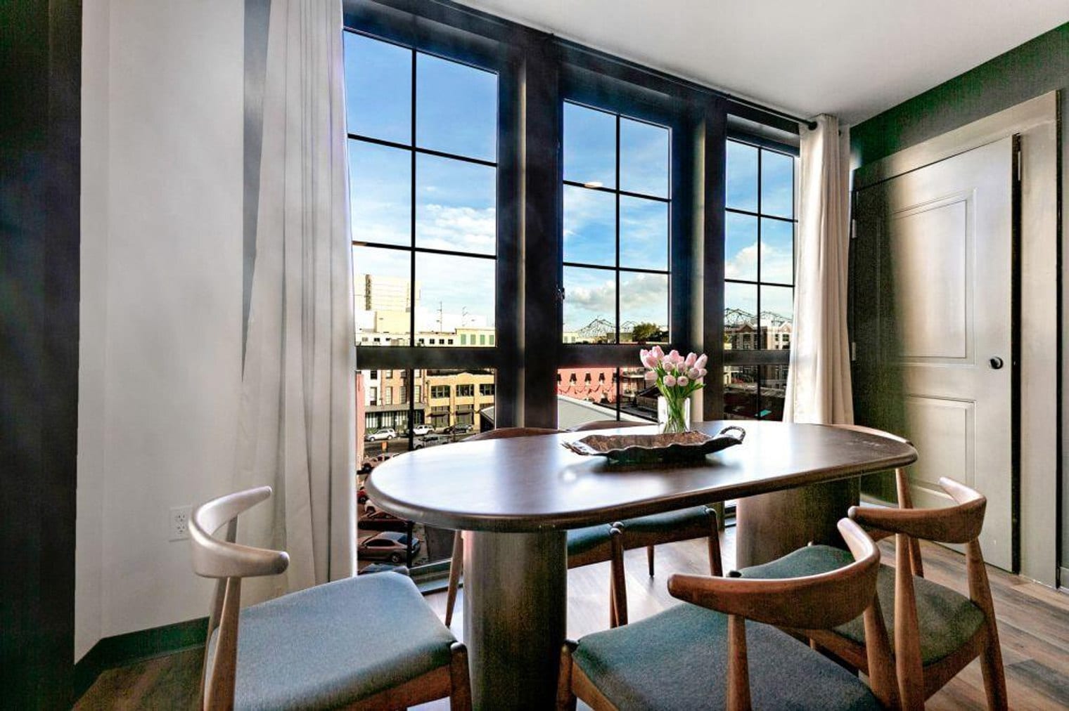 Building Photo - 611 Commerce St