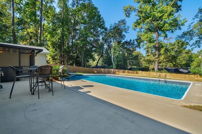 Building Photo - 890 Richardson Rd