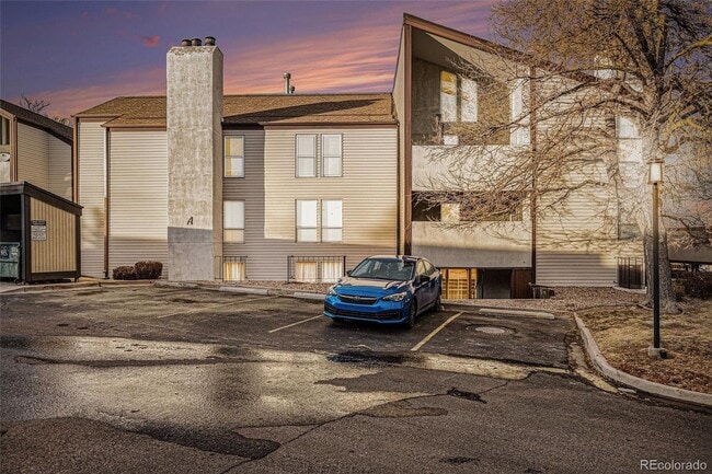 Primary Photo - 2 bed, 1 bath, ~1000 square feet, Complete...
