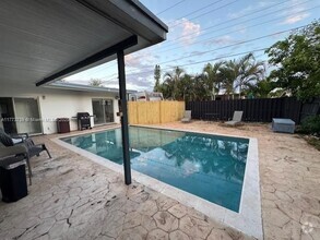 Building Photo - 3 bedroom in Hollywood FL 33020