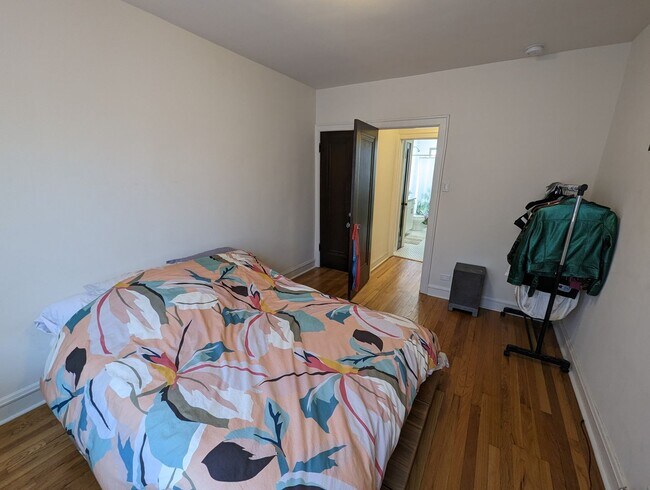 Building Photo - Spacious 1 BR - New Renovation Near the La...
