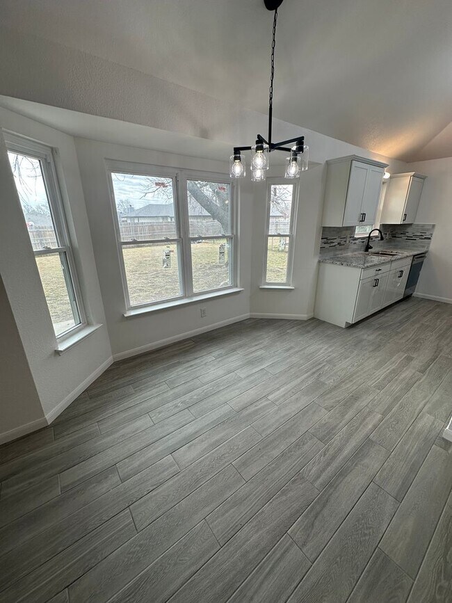 Building Photo - AVAILABLE NOW!! NEWLY REMODELED