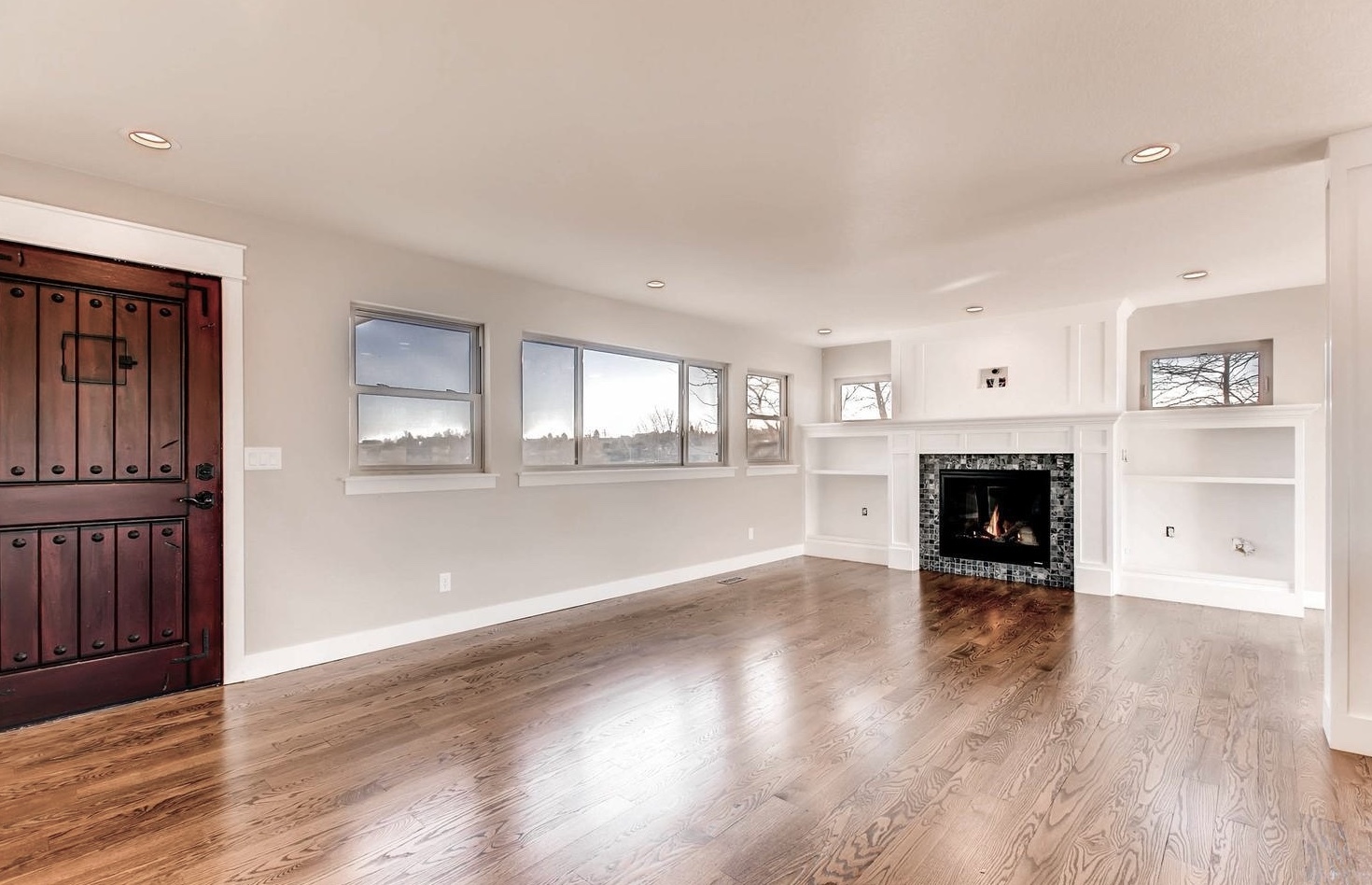 FRONT ROOM - GAS FIREPLACE - 3508 Dogwood Ave