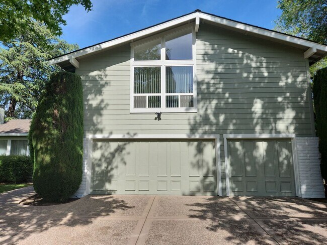 Building Photo - Large Single Family Home with Stunning Vie...