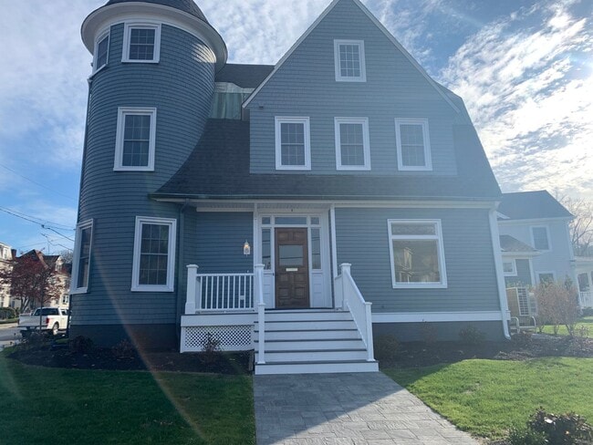 Building Photo - 129 Kenoza Ave