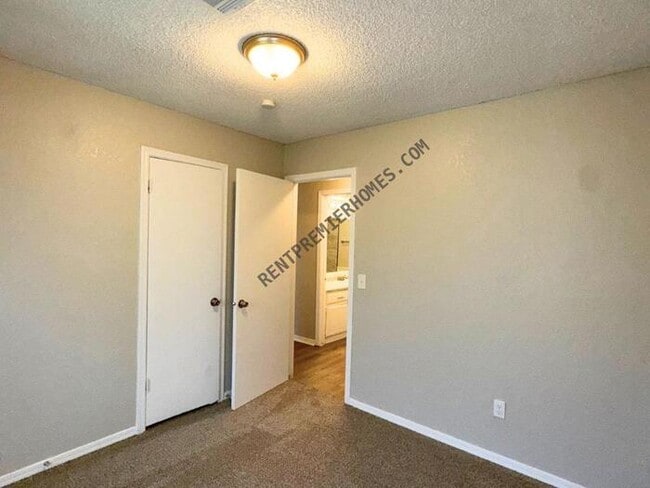 Building Photo - 8741 Hillridge Dr