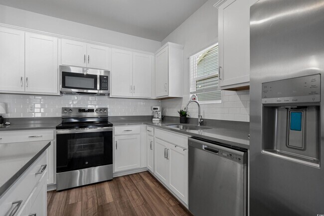 Building Photo - 655 Parker Ct