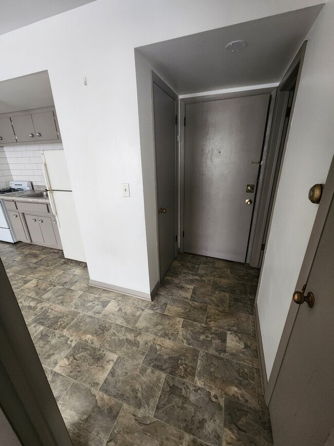 Building Photo - 6521