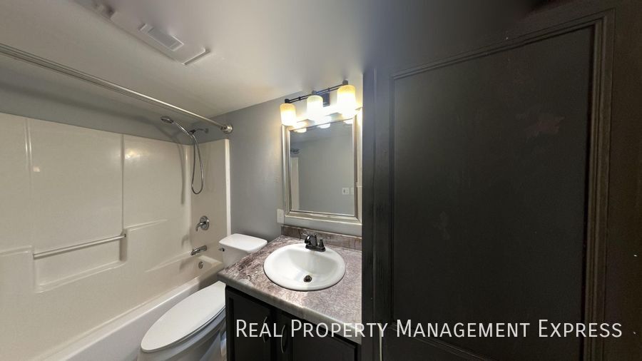 Building Photo - Spacious 4BR, 2BA Gem with Fireplace and O...