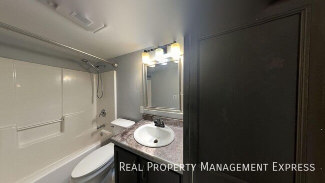 Building Photo - Spacious 4BR, 2BA Gem with Fireplace and O...