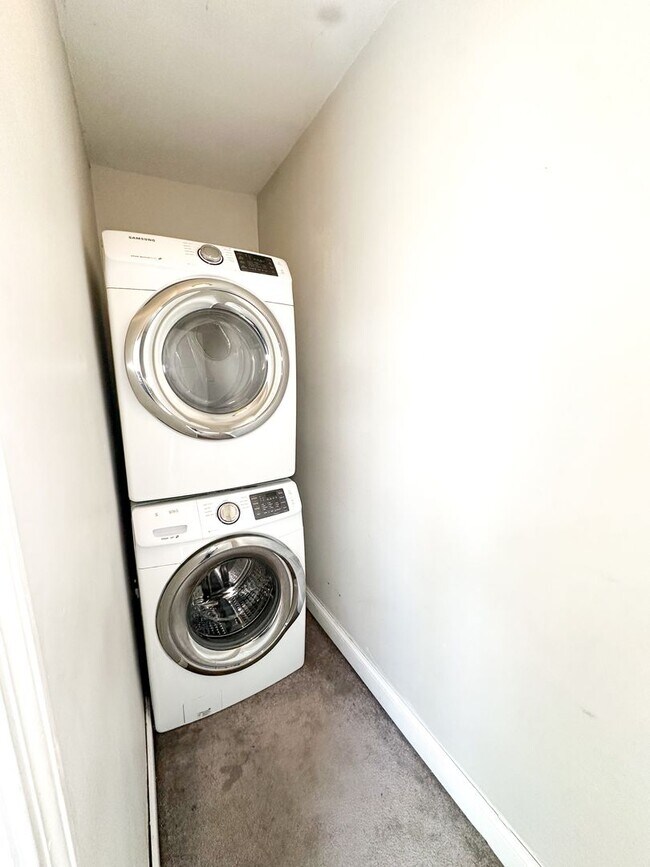 Building Photo - Delightful Townhome Style Apartment in Historic Fruit Hill. 2 Floors of Living!