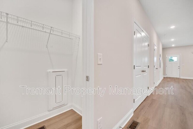 Building Photo - 1904 Lynnbrook Ave