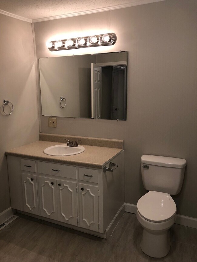 Building Photo - 3 bed 1 bath near West Village in Downtown Greenville