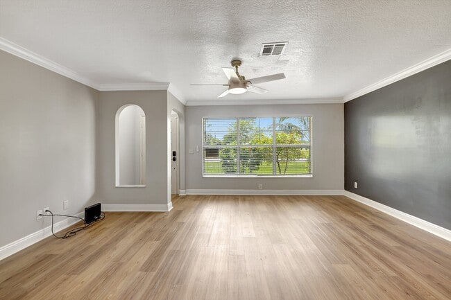 Building Photo - 1109 SE Sandia Dr