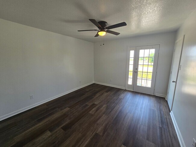 Building Photo - Newly Remodeled 2 Bed/1.5 Bath Apartment i...