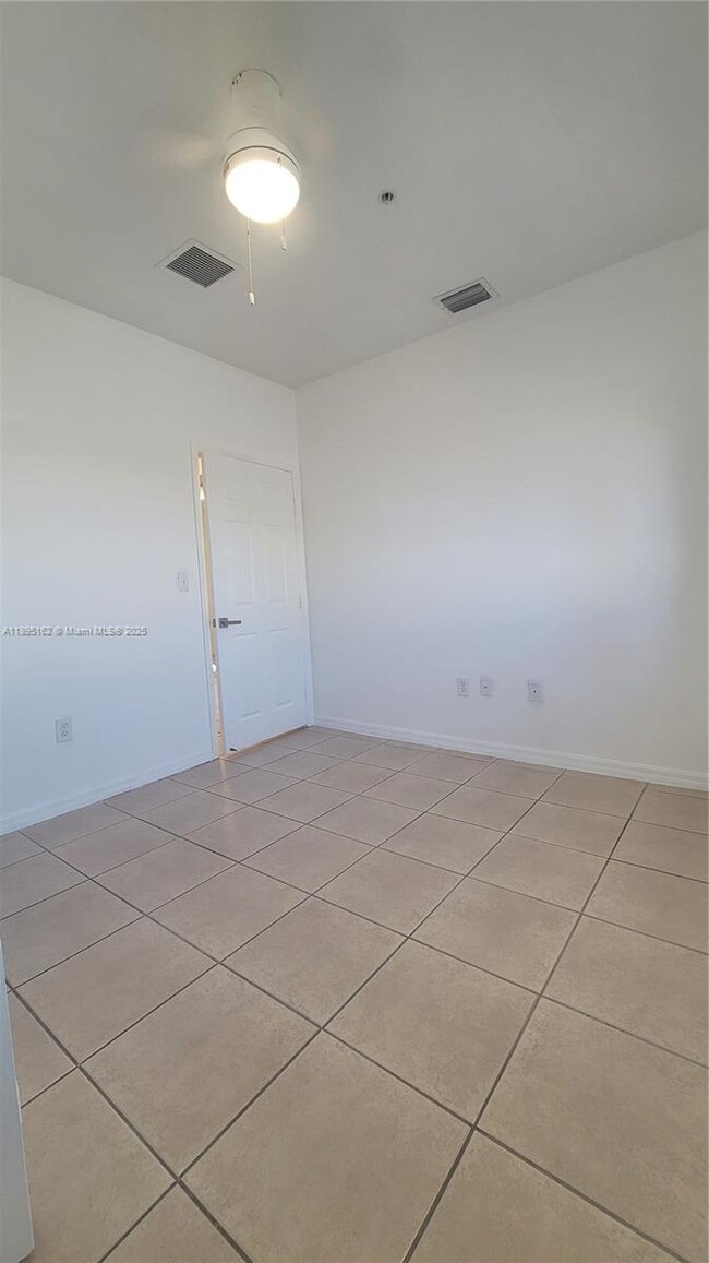 Building Photo - 33 E 20th St