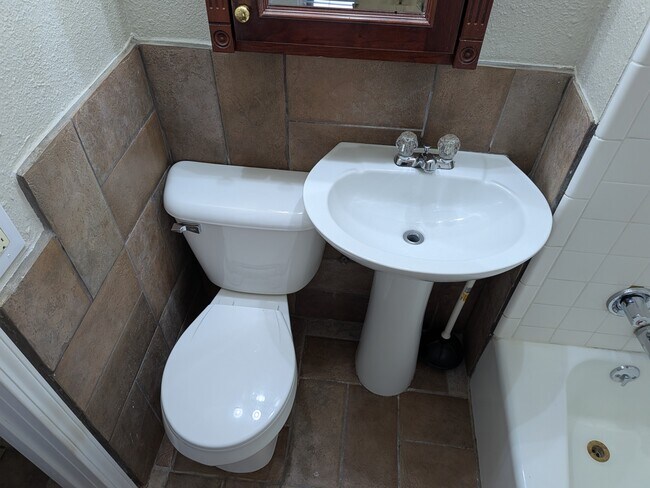 Building Photo - 117 N University Dr