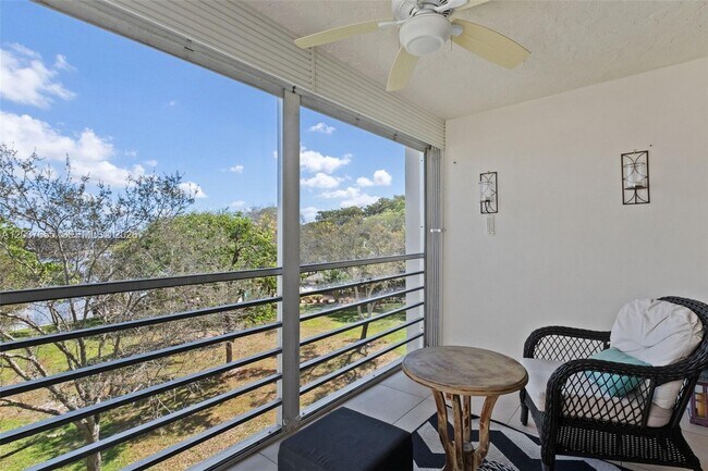Building Photo - 9480 Poinciana Pl