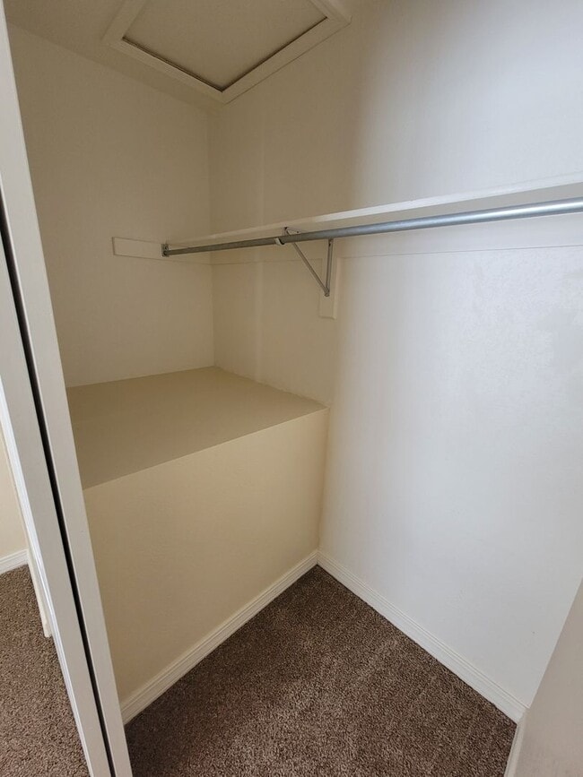 Building Photo - Great Location! Attractive 3 Story Condo