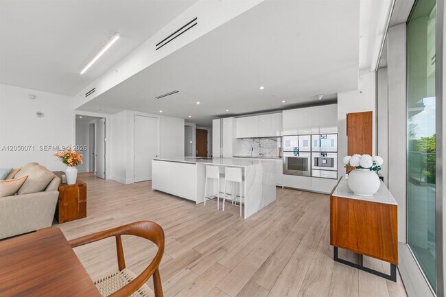 Building Photo - 10203 Collins Ave