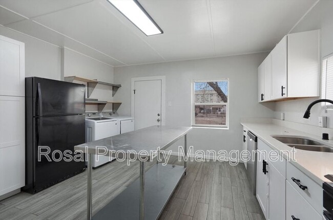 Building Photo - 815 John St