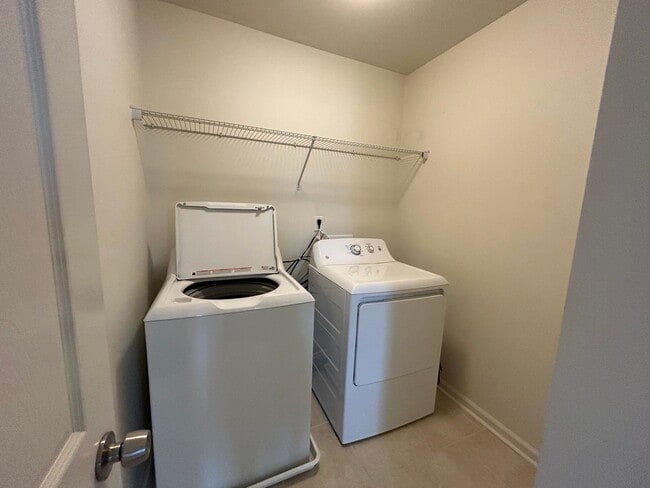 Building Photo - Immaculate beautiful 3-bedroom, 2.5-bath t...