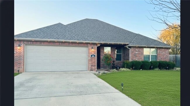 Building Photo - 402 SW Arch St