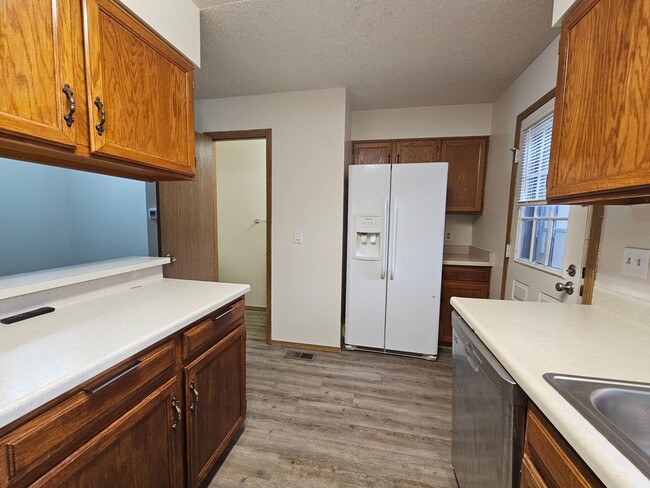 Building Photo - Spacious 2 Bed Townhome w/ Fenced Yard & N...