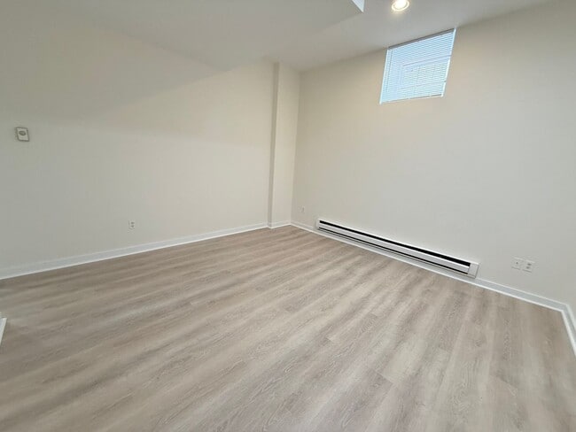 Building Photo - 456 Park Dr