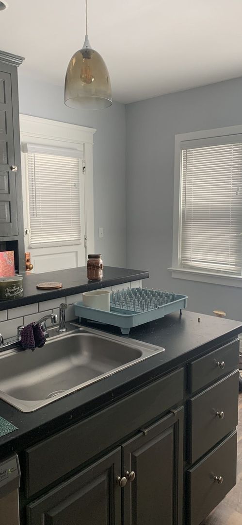 Building Photo - 223 E 9th St