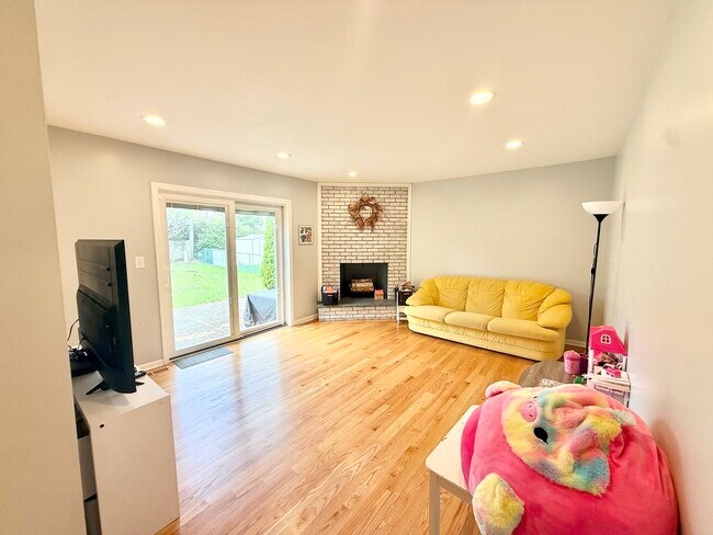 Building Photo - 1046 Crestfield Ave