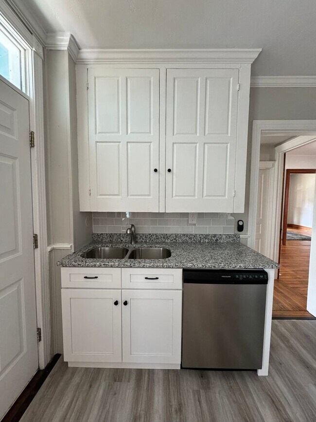 Building Photo - Beautifully Renovated 3 Bedroom Home in York