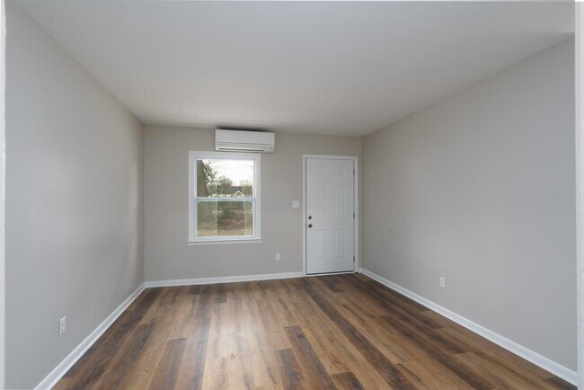 Building Photo - 745 Arbor St NE