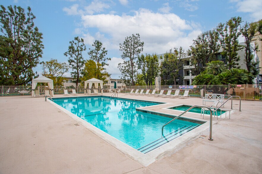 Building Photo - 100 S Doheny Dr