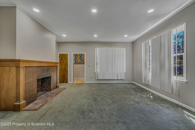 Building Photo - 637 Monroe Ave