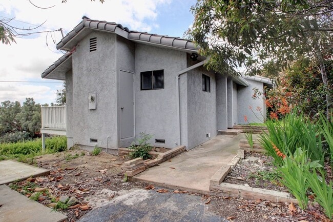 Building Photo - 915-915 1/2  Valley Drive